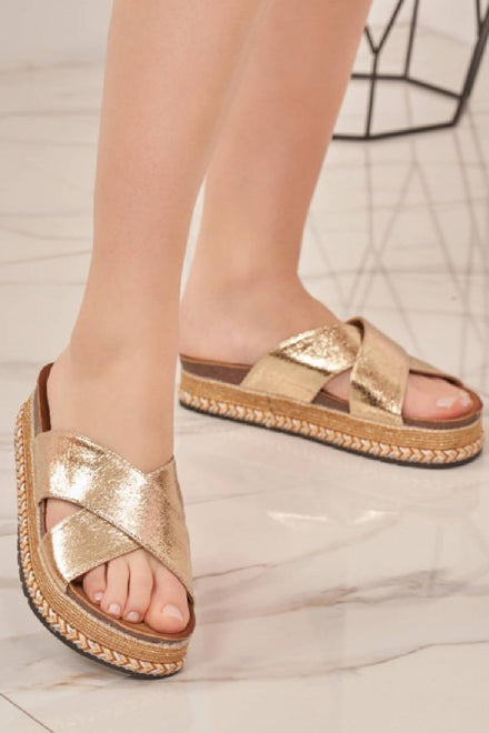 GOLD FLATFOM RAFFIA STRAPPY SANDAL