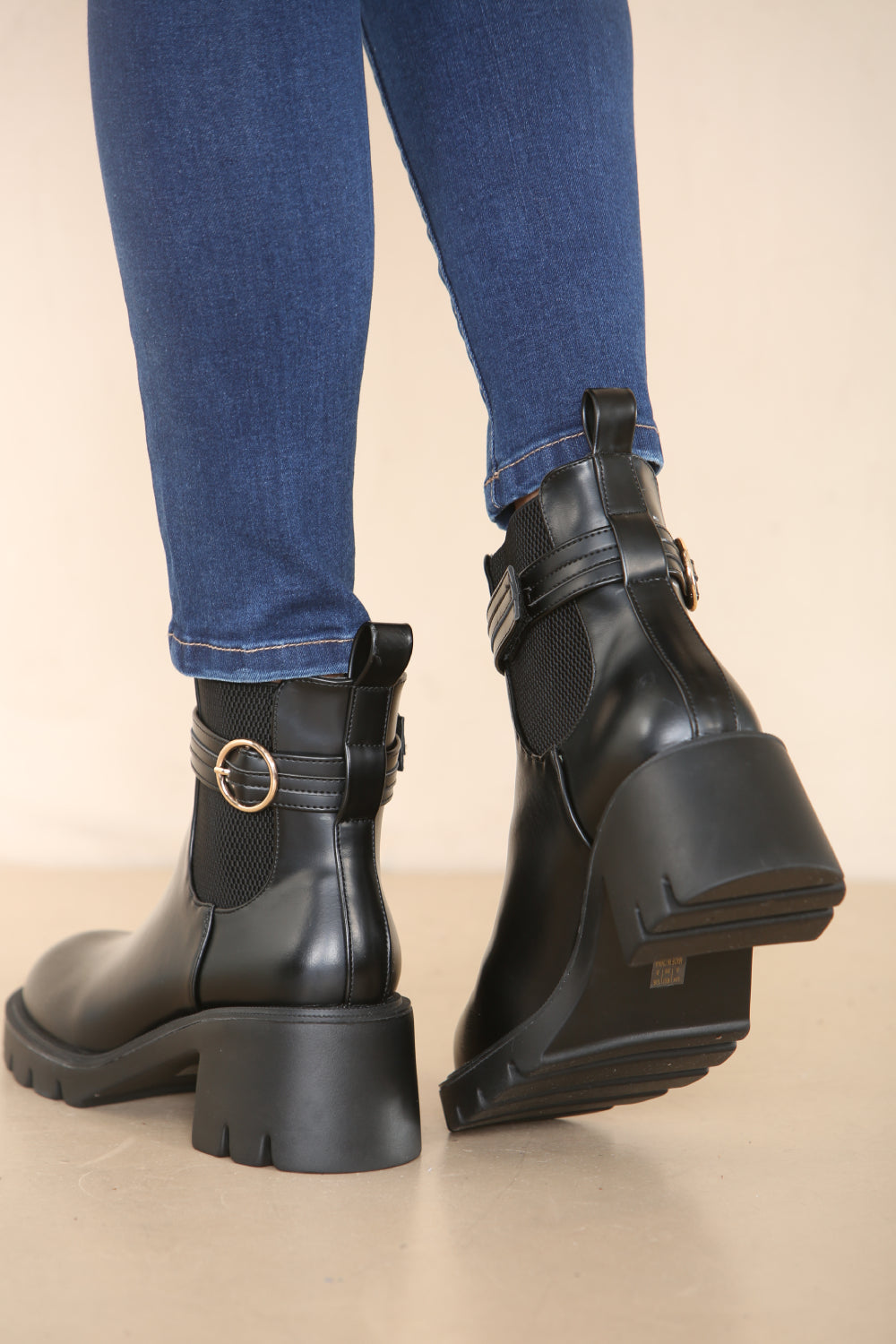 WOMENS MID-HEEL BOOT WITH BUCKLE DETAIL