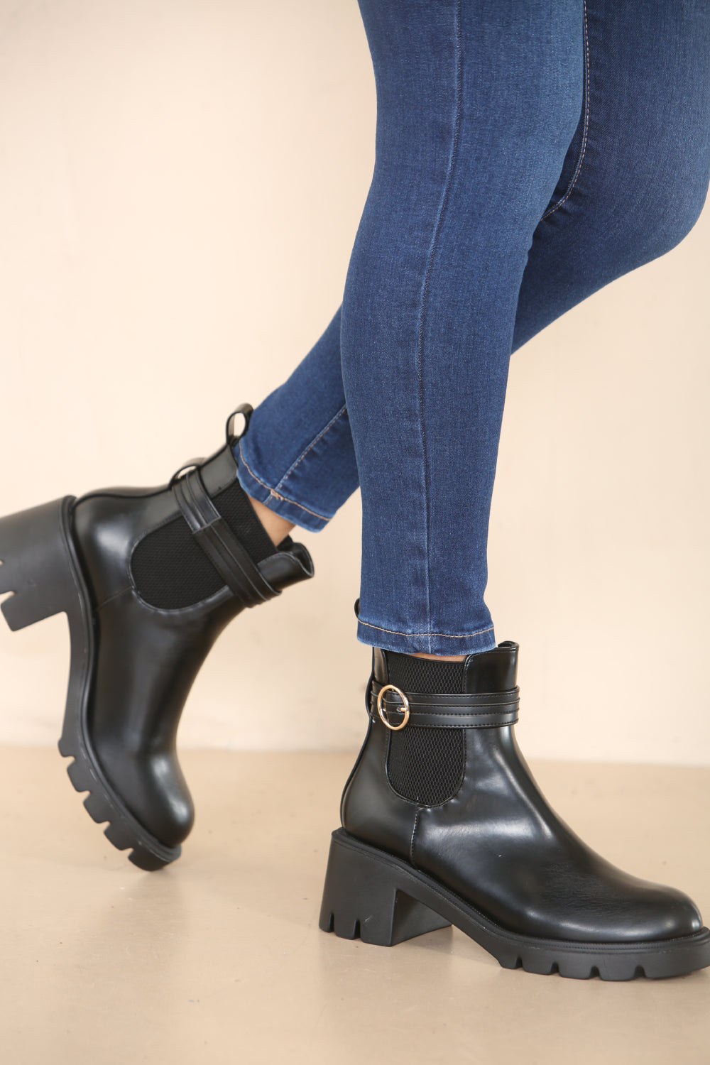 WOMENS MID-HEEL BOOT WITH BUCKLE DETAIL