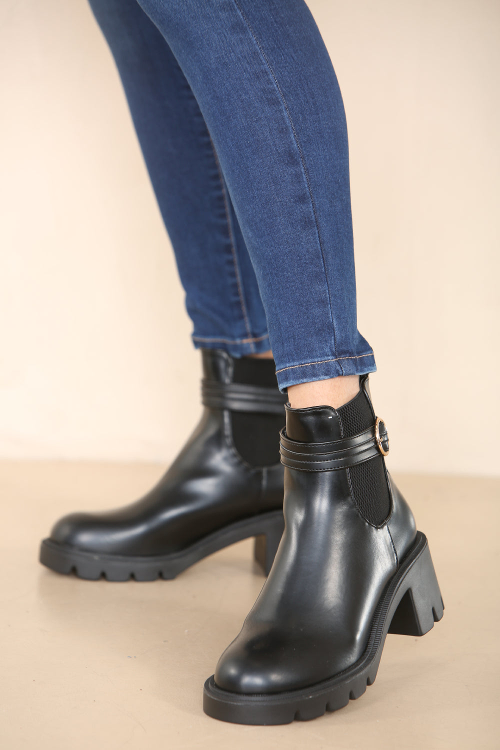 WOMENS MID-HEEL BOOT WITH BUCKLE DETAIL