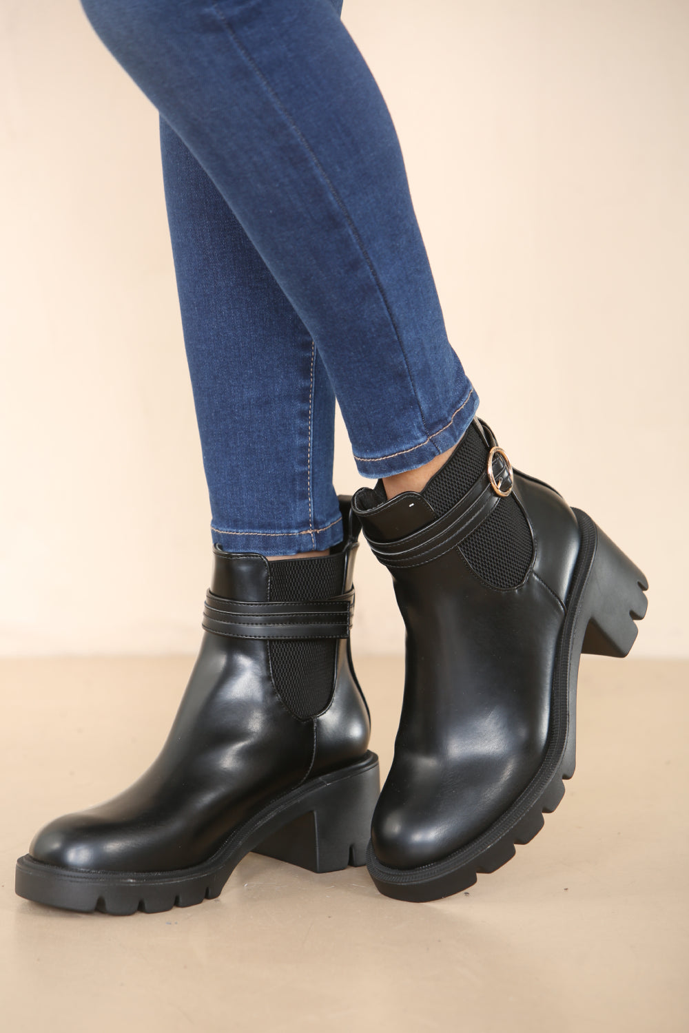 WOMENS MID-HEEL BOOT WITH BUCKLE DETAIL